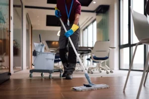 Cómo establecer frecuencias de limpieza para oficinas, áreas comunes y espacios empresariales: hombre mopeando oficina.
