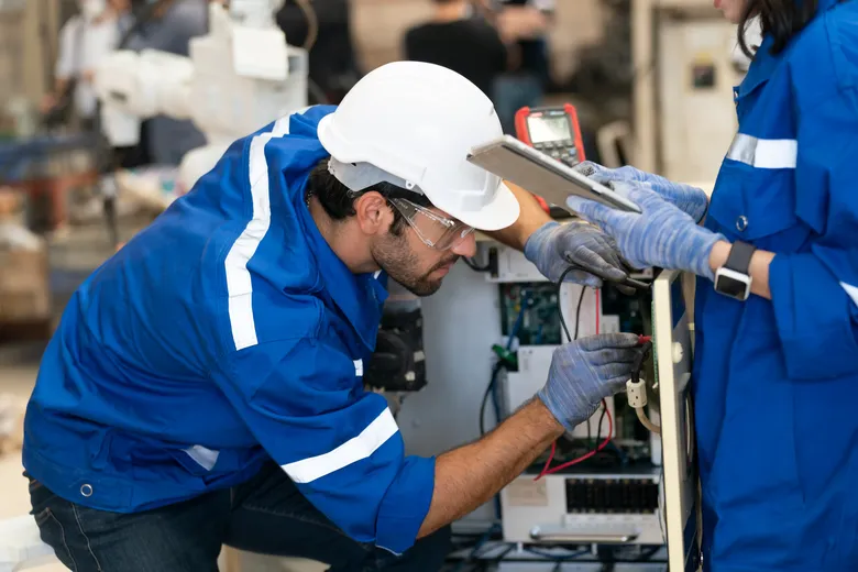 Cómo construir un calendario de mantenimiento preventivo sin afectar la producción: Hombre reparando maquinaria.